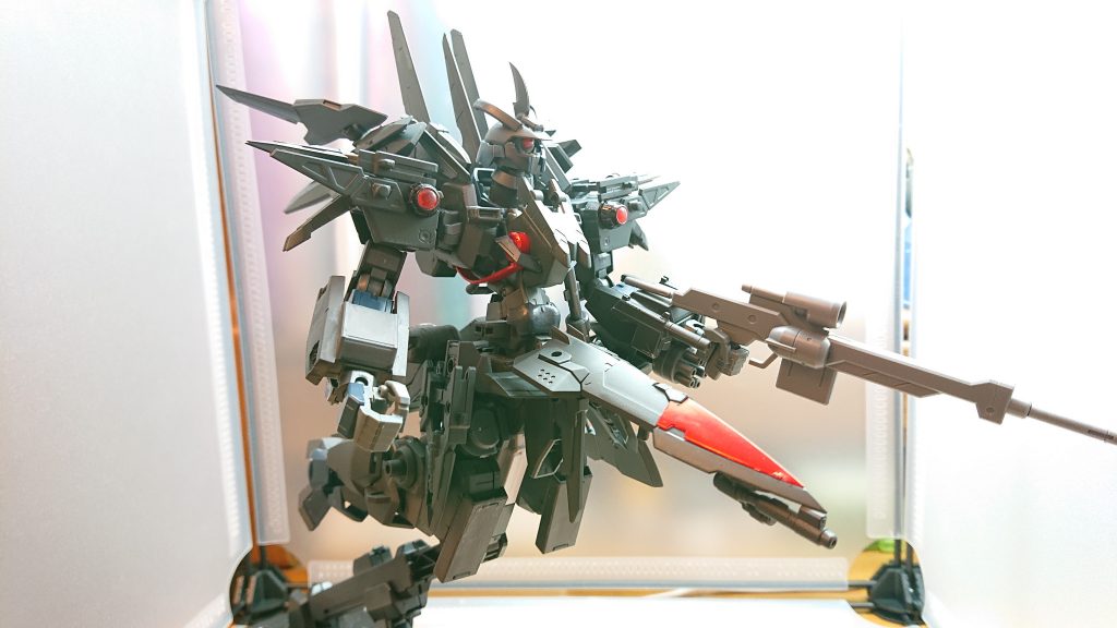 飛行形態機体の下半身が変形しており、高速戦闘を行うことができる