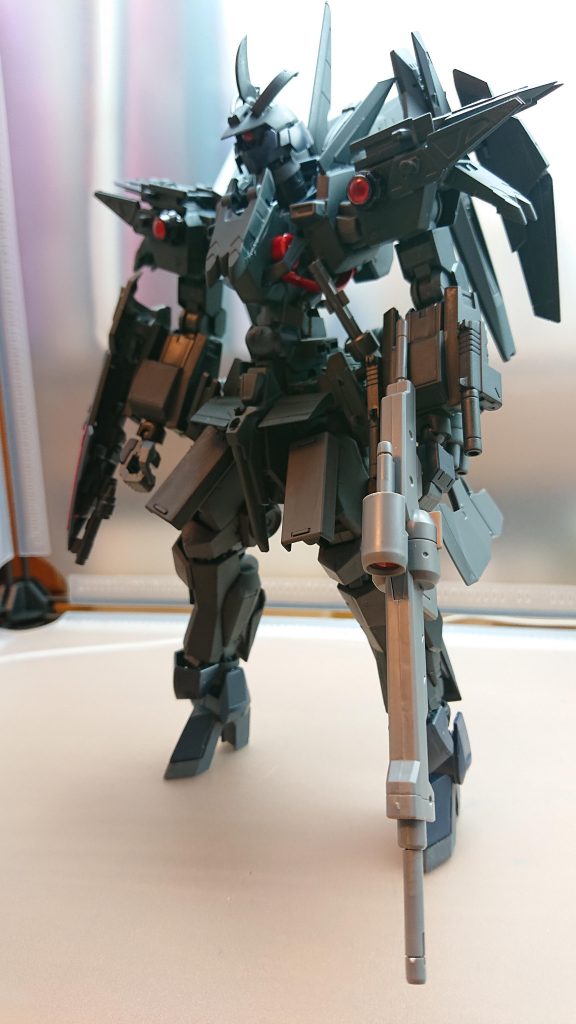 ハザードグレイズシュバルベグレイズをベースに強化改良を施されている最大の特徴は内部に搭載されたリアクターが異なっており、変形機構を搭載しているまた、様々な武器を使用されているだけでなく両腕には近接用の装備が仕込まれている