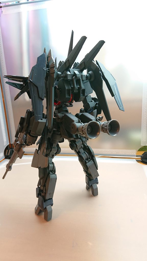 背部にはハザードリアクターというリアクターが装備されているこれは通常のリアクターとは異なり安全装置が取り除かれていて、グレイズやシュバルベグレイズよりも高い機動力とパワーを引き出すことができる