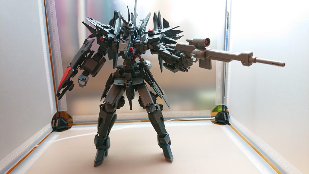 左腕にはライフル、周りにはマグナムと小型ガトリングが備わっており、遠距離装備が搭載されている