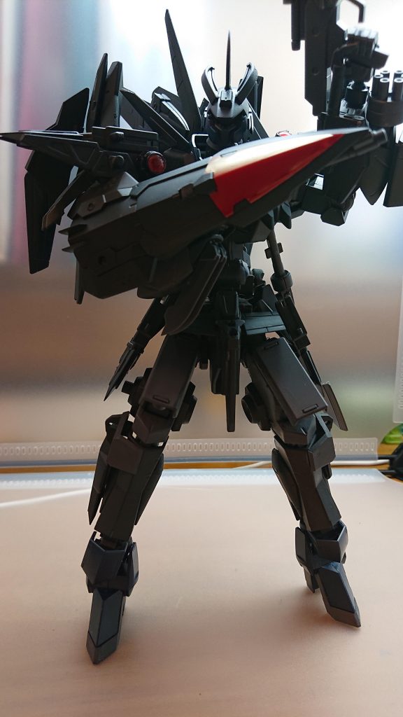 右腕にはシールドと二丁の仕込みナイフが搭載された近接装備が備わっている