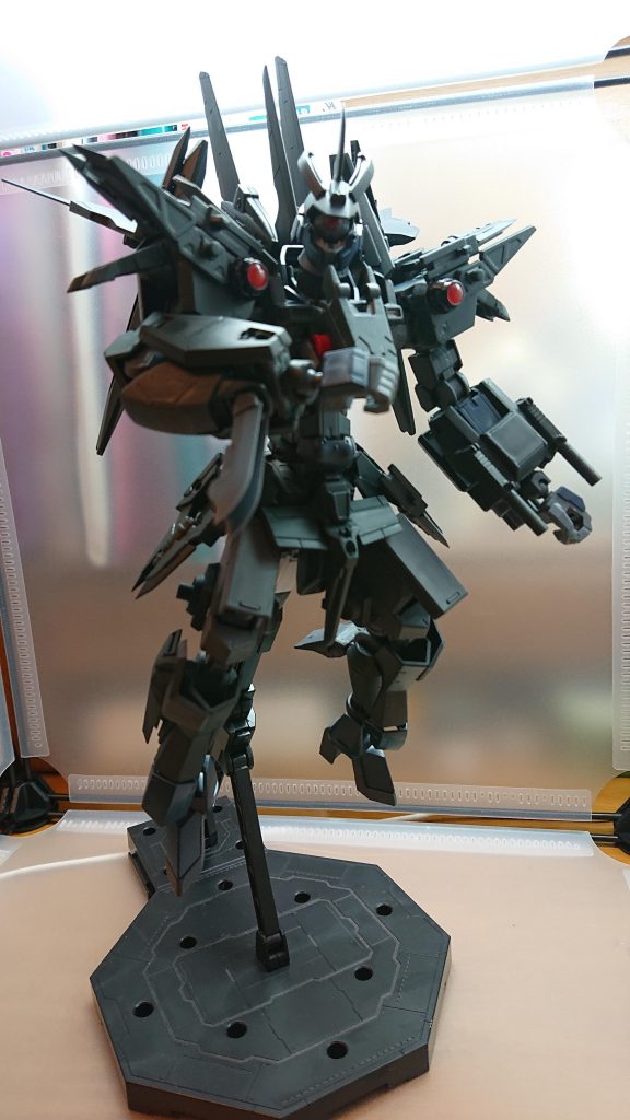 右腕のナイフが展開して装甲を切り裂くことができる