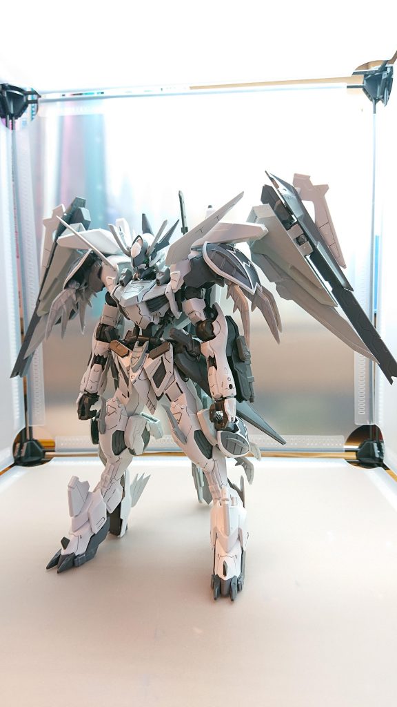 見た目は大きく変わってませんが足に装甲を少し追加して背部に搭載していたクローガントレットを脚部に取り付けましたまた、バックパックのウィングを調整して上手く纏めました