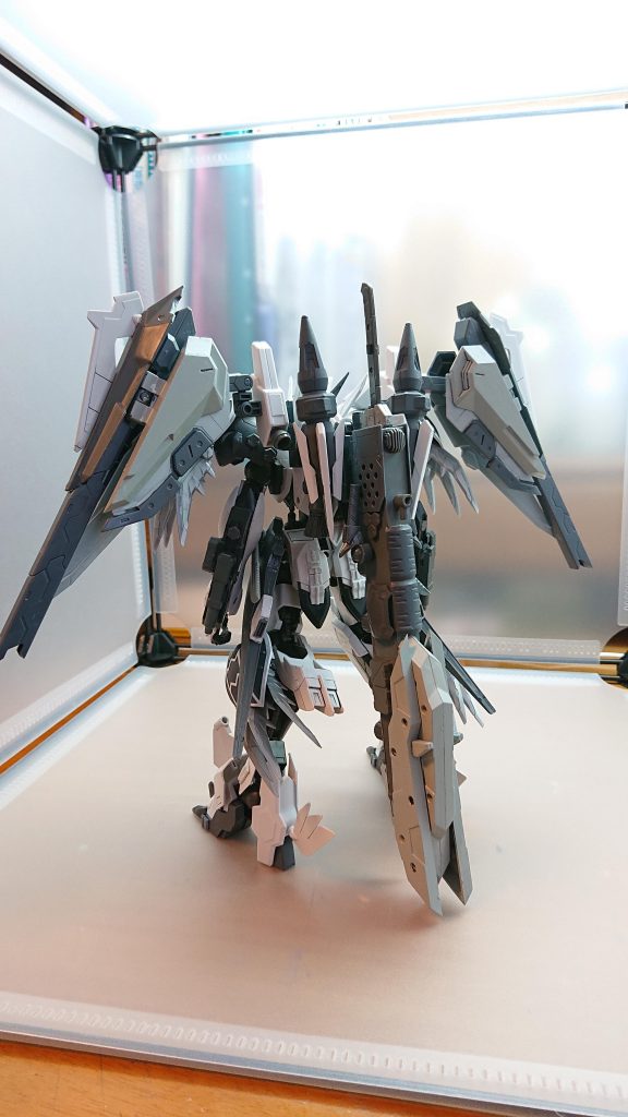 背部の腰にあったスラスターが原因で重さで倒れてしまうためスラスターを外して重さを少し軽減、倒れなくなりました