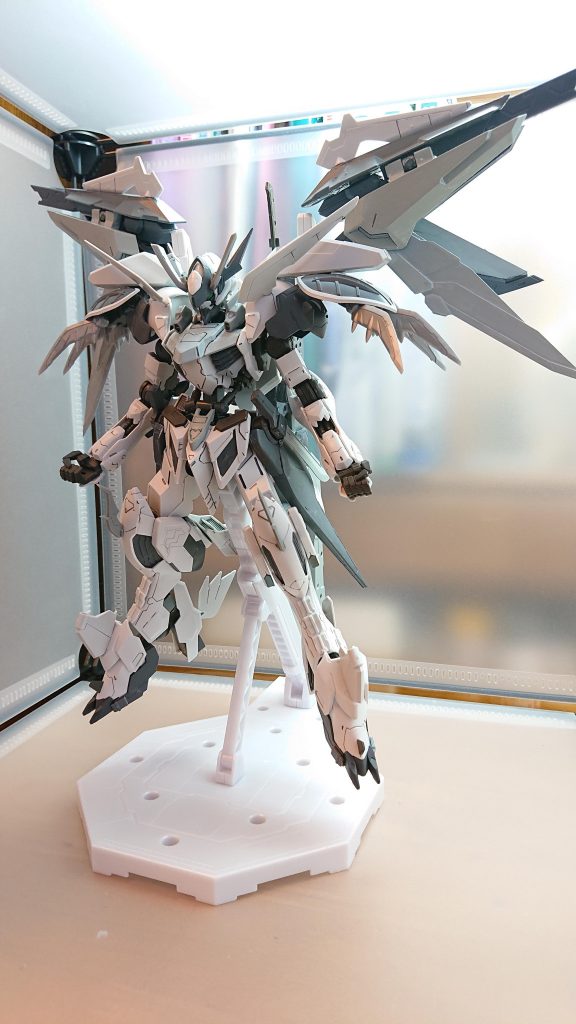 終焉形態(ラグナロクモード)ラグナヴォルフの全ての能力を限界にまで上昇させた強化形態また、敵機体の性能を低下、搭載されている遺物の能力を無力化することが可能になる特徴は背部のウィングが違う形で展開、装備されてたクローガントレット、ハンドマグナム、バスタービットが取り除かれている