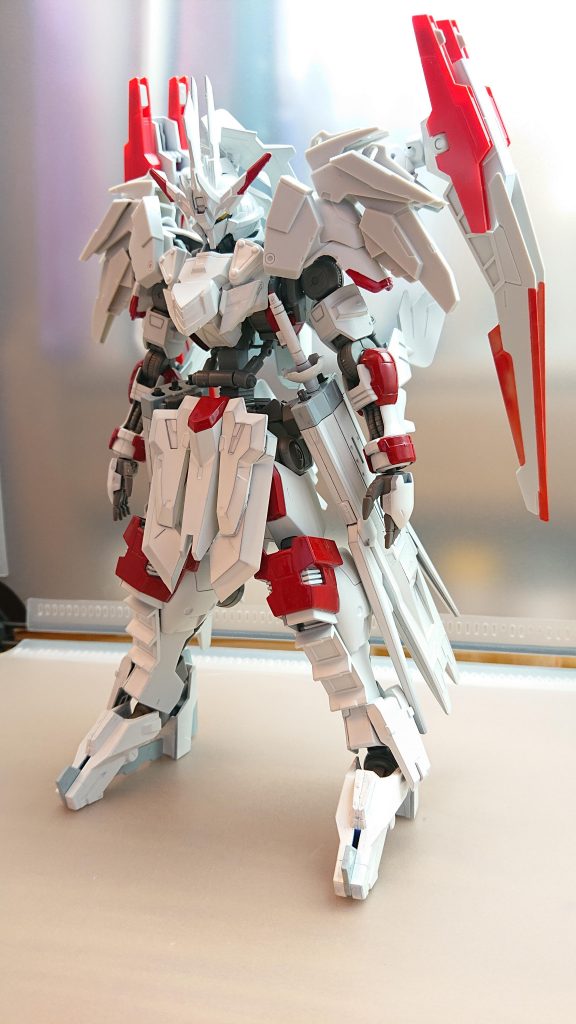 今回初めてカラースプレーを使用して赤と白を中心に塗装、製作を行いアスナらしく綺麗で勇ましい騎士の機体にしたかったんですが製作する内になんかイカつい騎士みたいな機体になりましたまぁカッコ良くなったからこれはこれで良かったと思う