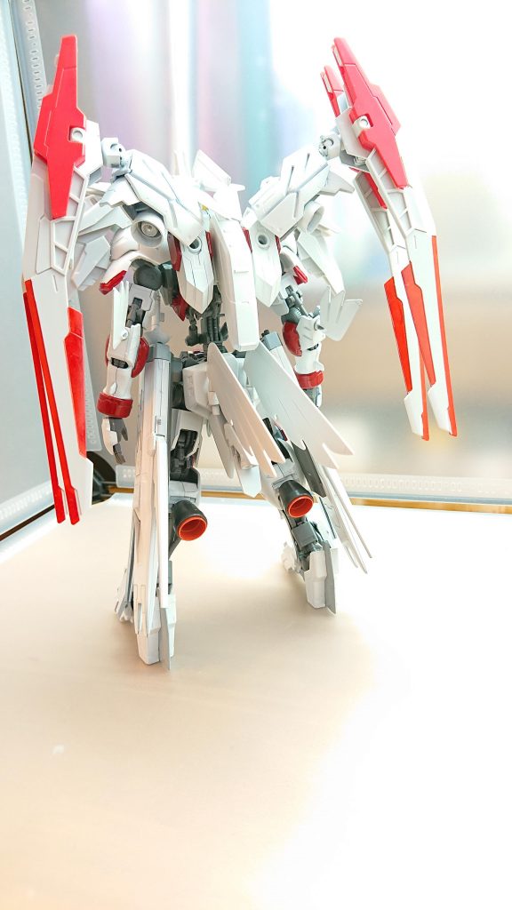 機体性能は素早さに特化しており背部のウィングとブースターで飛行、加速して敵に攻撃を仕掛けるその姿は正に流星そのもの！