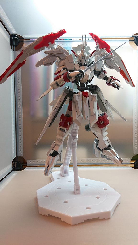 脚部にはヒールエッジも搭載されており敵の装甲を切り裂く！