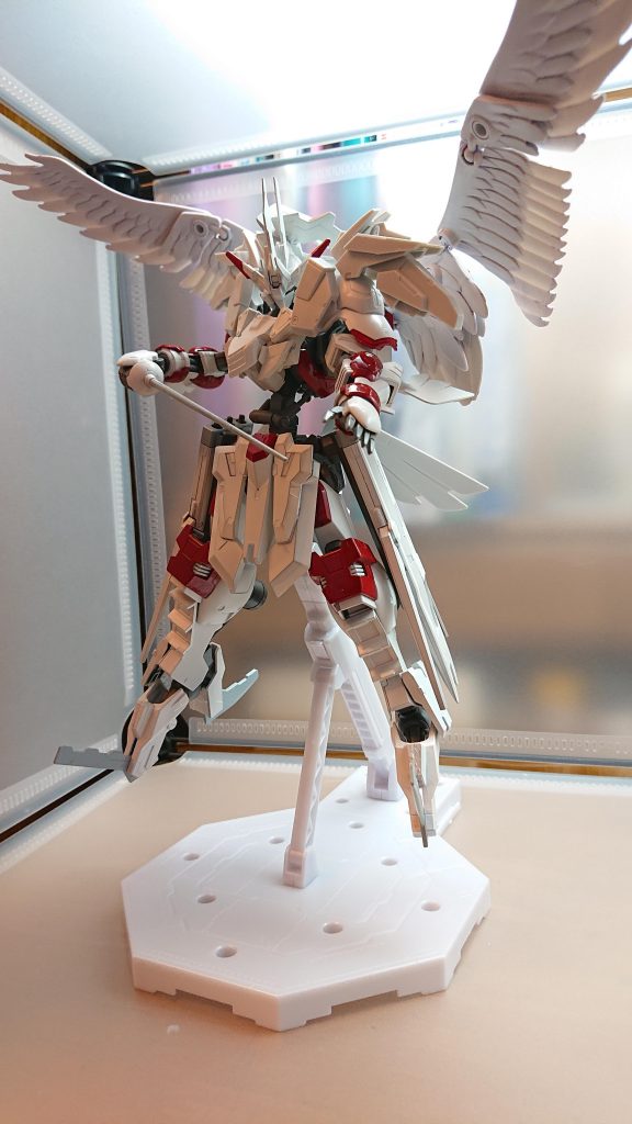 この翼最初薄紫に塗装したんですがアニメだと白い羽だったので塗装を落としました実物だとうっすら紫の色が少し残ってます