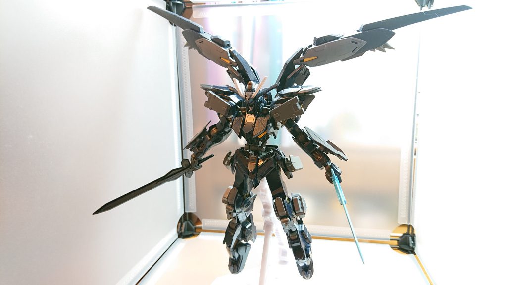 飛行する際は背中のウィングを展開して空中戦を行い、ヴィダールステラに負けないスピードで敵に攻撃を仕掛ける