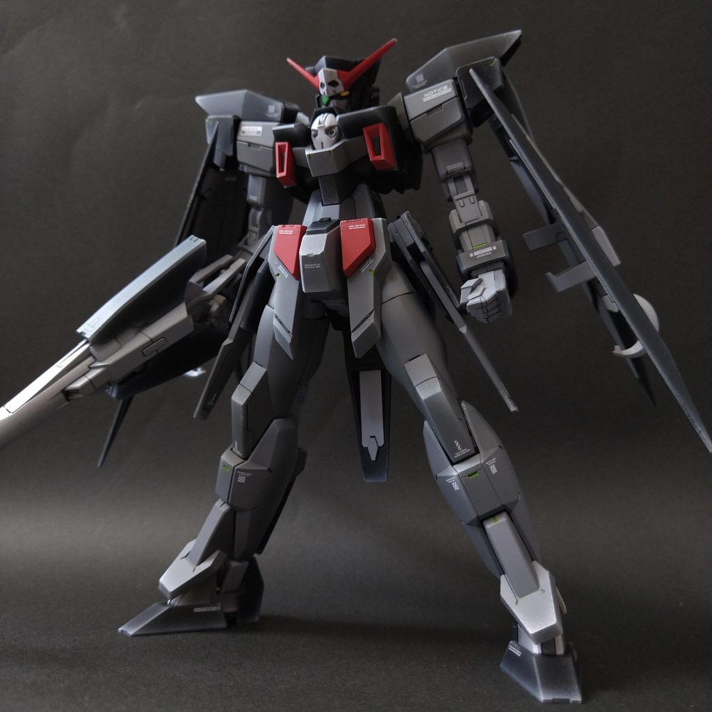 ガンダムAGE-2 ダークハウンドです。宇宙海賊という設定もですが、この手の機体、ものすごく好きなんですよね。ぶっちゃけAGEはOVAしか見てないので、完全にビジュアルだけで選びました。プロポーションはそのまま。プラ版とスジボリ加工を少々。あとは塗装で勝負です。宇宙空間のウェザリングというのも踏まえ、今回はホワイトによるハイライト塗装とシルバーのチッピングでグラデーションをかけてます。