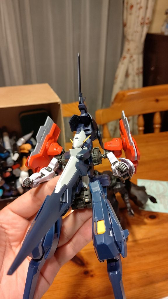 ガンダムフレームの上半身を切り詰めて、本機の下半身としています。