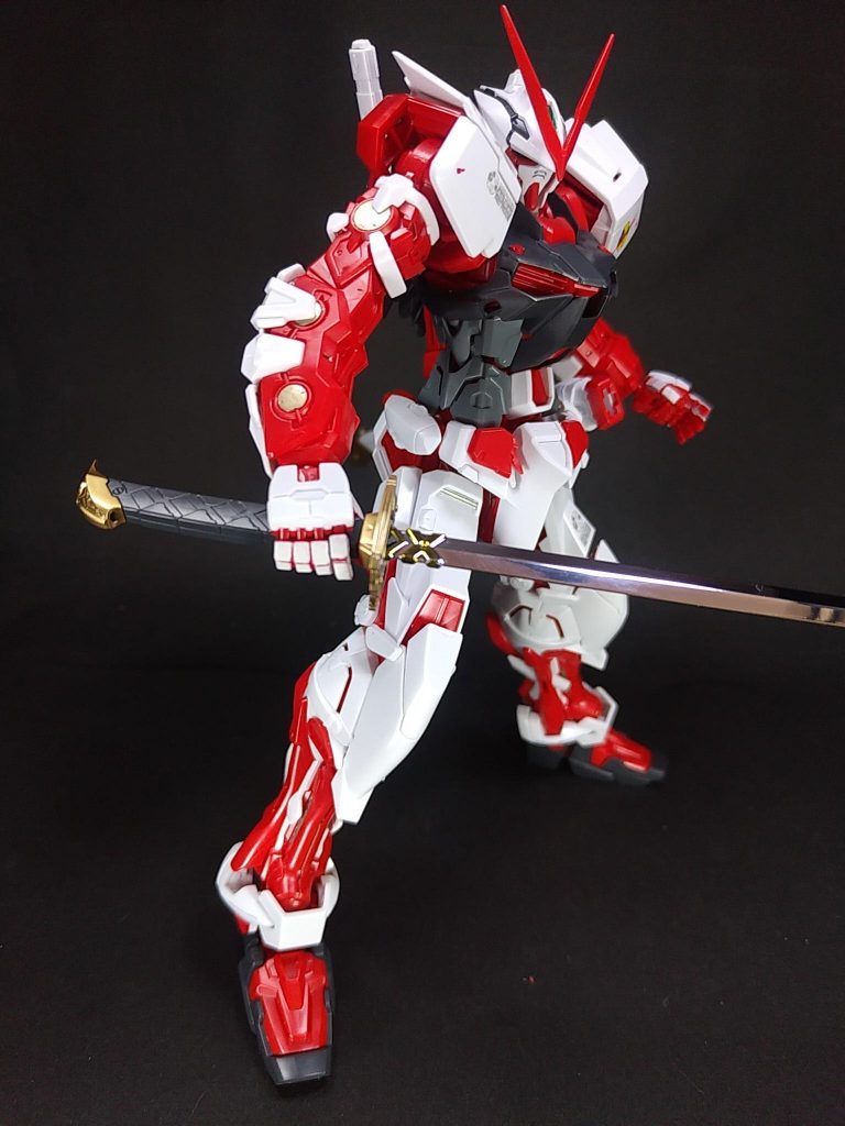 右腕はゴールドフレームの物に交換されているので、丸い部分(駆動モーターかな?)をゴールドに塗ってゴールドフレーム感を残してみました。