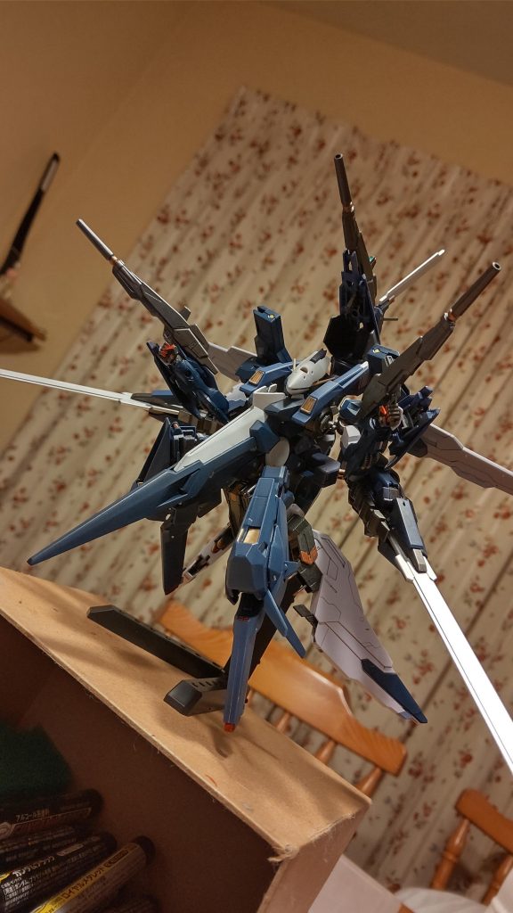 あとバイザーの部分をわざと隙間空けて接着して、隙間をメタリックレッドで塗装。モノアイレールみたいなデザインのカメラアイという設定にしてます。自分的にはスゴく気に入ってます(^ω^)