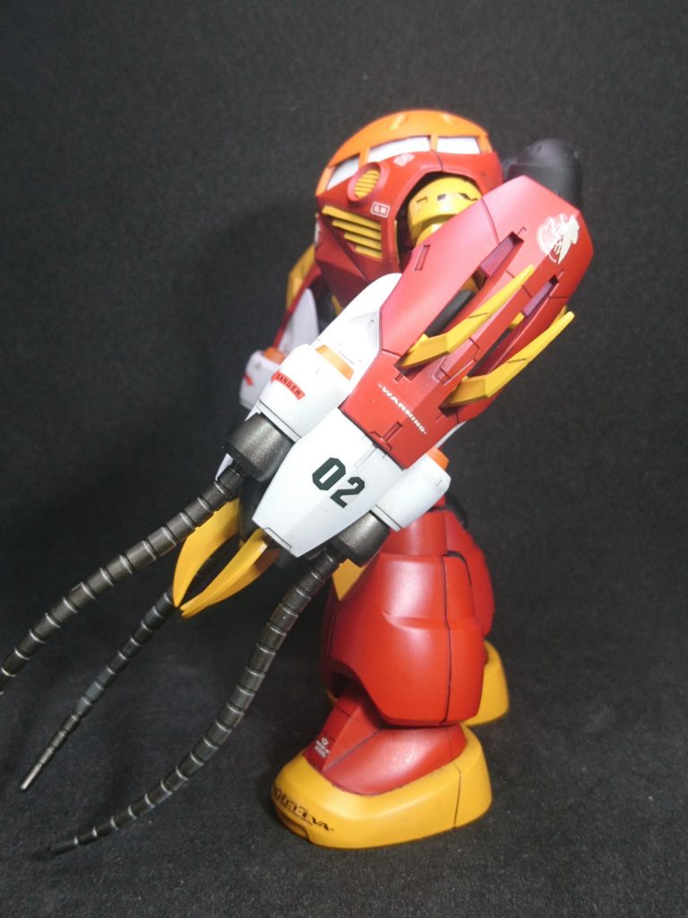 このキットは両腕が重いので、うまく自立できないですね😃💦