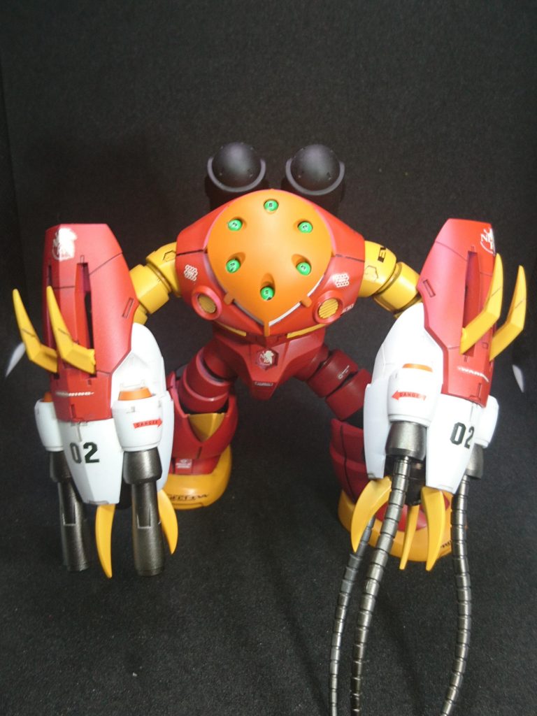 ヘッドミサイルを蛍光グリーンで塗装をして、エヴァのメインカメラっぽくしてあります😃