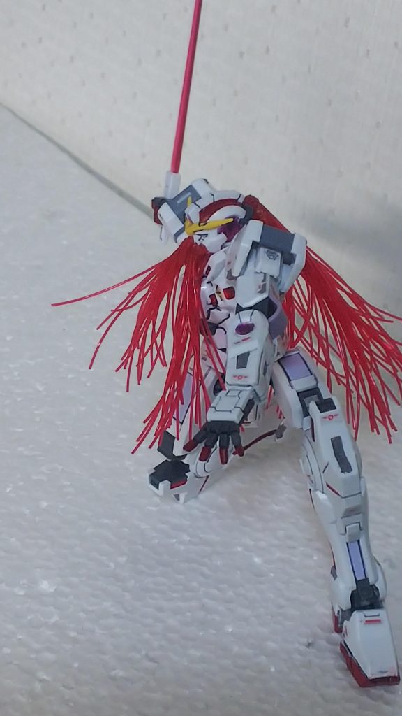 ほぼ全身白だったので 所々赤で塗りました なぜか指先も赤いです