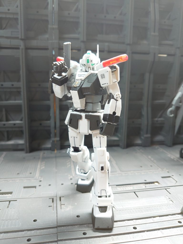 バイザーを閉じて得意げに銃を持つジムさん