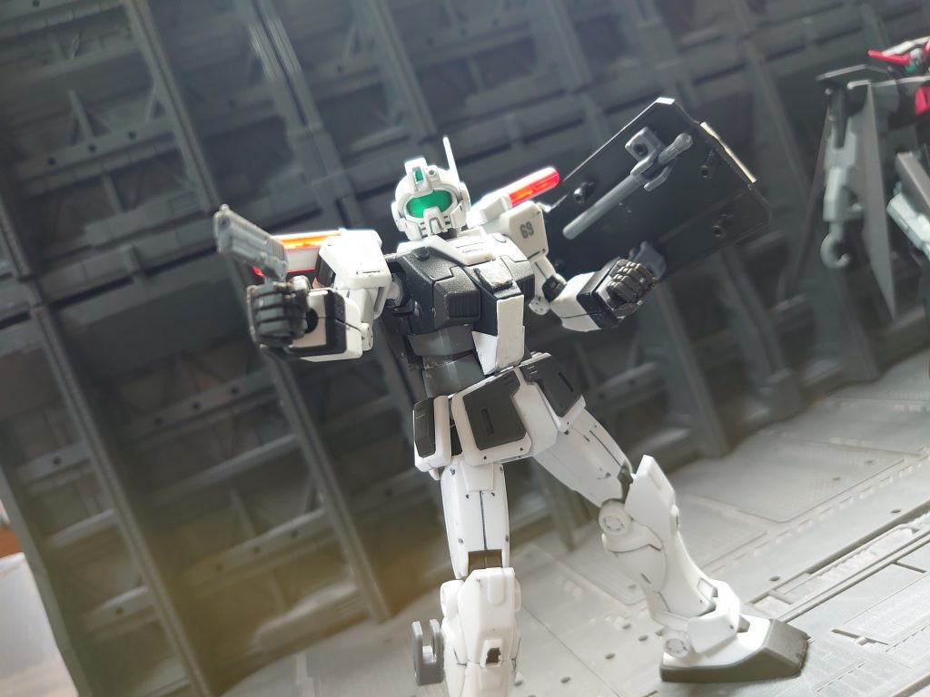 銃を構えるジムさん