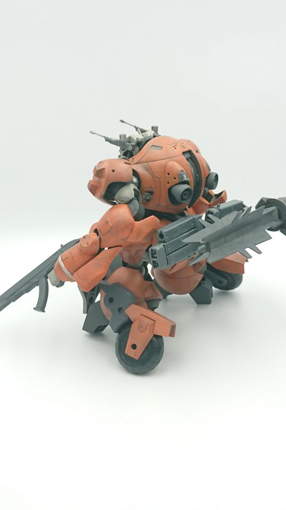 出撃時に様々な武器を腰部補助アームに持たせて、状況に応じて武器を持ち替えて対応する。