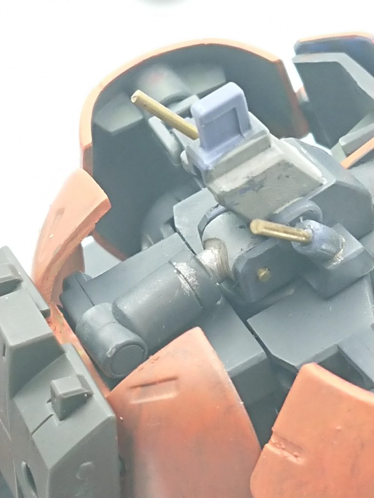 見えない所でのこだわり、シリンダーを真鍮ピンで、あとよくわからんシリンダー部品を取り付け