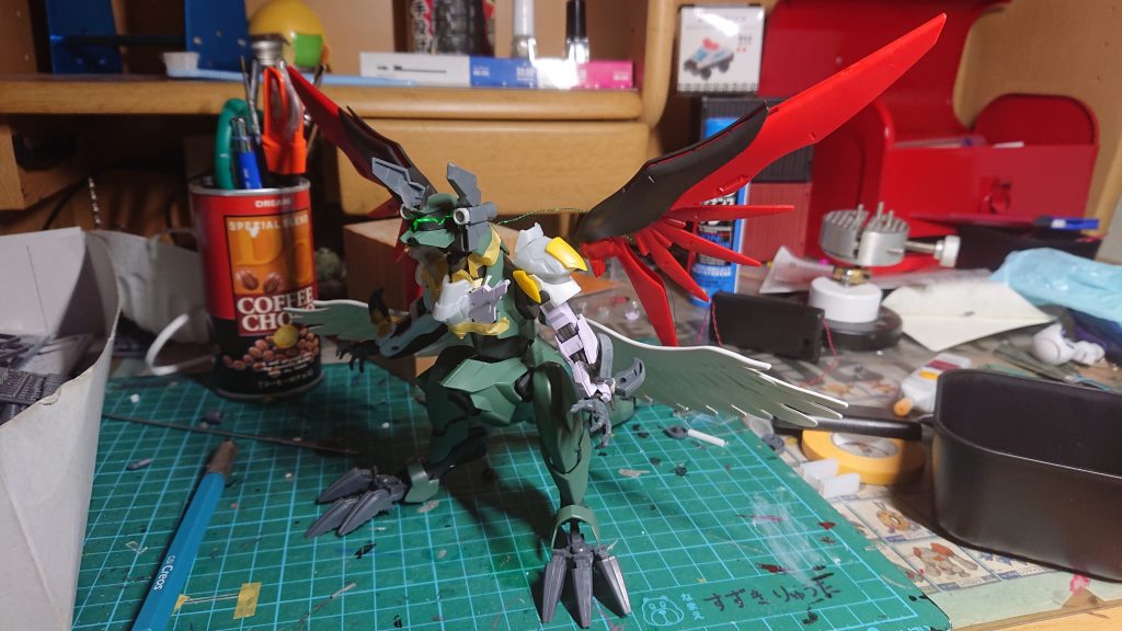 この段階では腕に爪が付いていますが、モールドカバーで3mm穴を塞ぐように変更しています。塗装箇所、一部使用パーツの変更、頭部に発光ギミックを搭載した以外は、ダークネスゴリラ熱盛氏の超神異星龍ジークダナジンノヴァそのままです。 