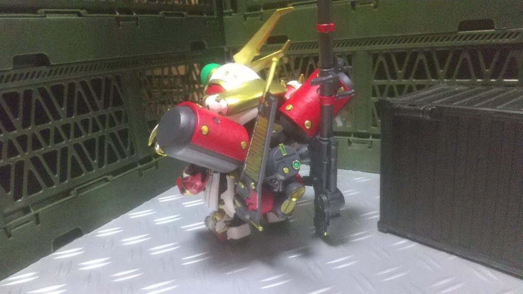 ゴツいバックパックが特徴の後ろ姿。