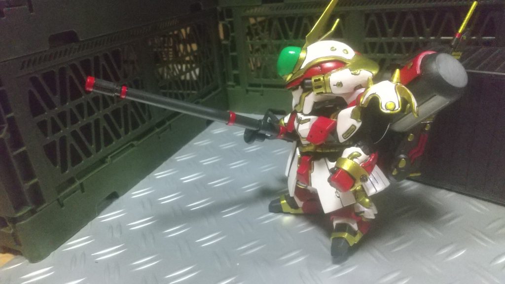 巨大なバックパックによる重心の不安定さと元々のシナンジュの可動の狭さでイマイチポーズの表情は少ないですがあまりアクティブなキャラではない設定なのでまぁ良いでしょう(笑)