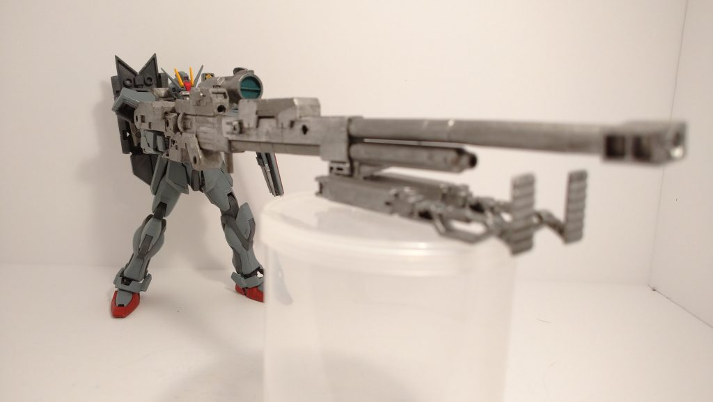 ロングライフルはコトブキヤのものですが、二つ折になるギミックはあえてオミットしました。立て膝だと傾いてしまうので膝当てをシールド装甲で接地面を増やし、立て膝でも安定できるようにしました。