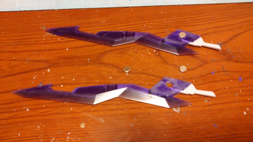 コトブキヤのフレーム・アームズの武器を改良し磁石を埋め込んでます。