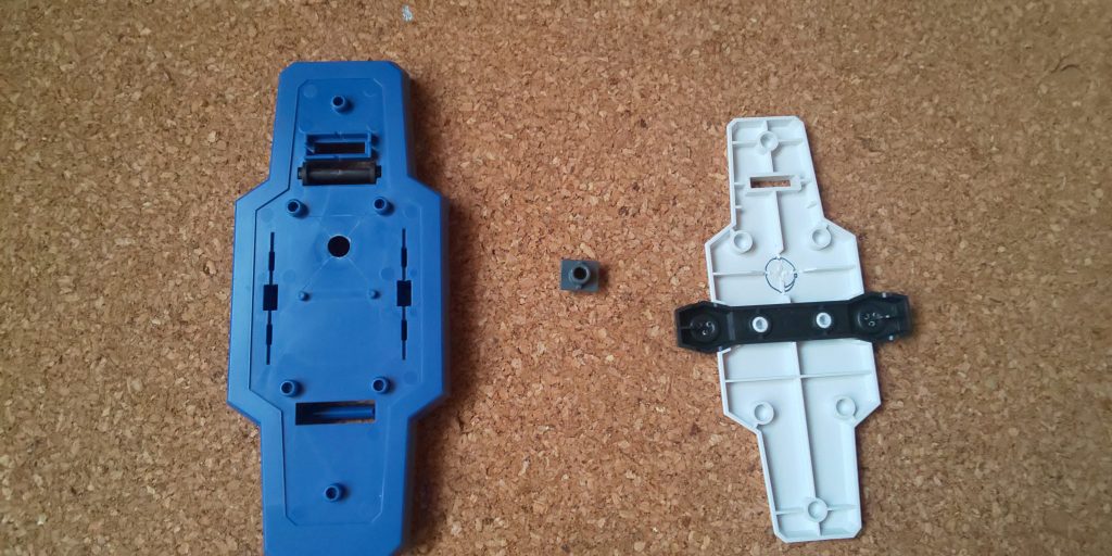 シールドはフレキシブルに稼働させる為に写真のように穴をあけて、バトルアームズのパーツの受け部分を入れます。