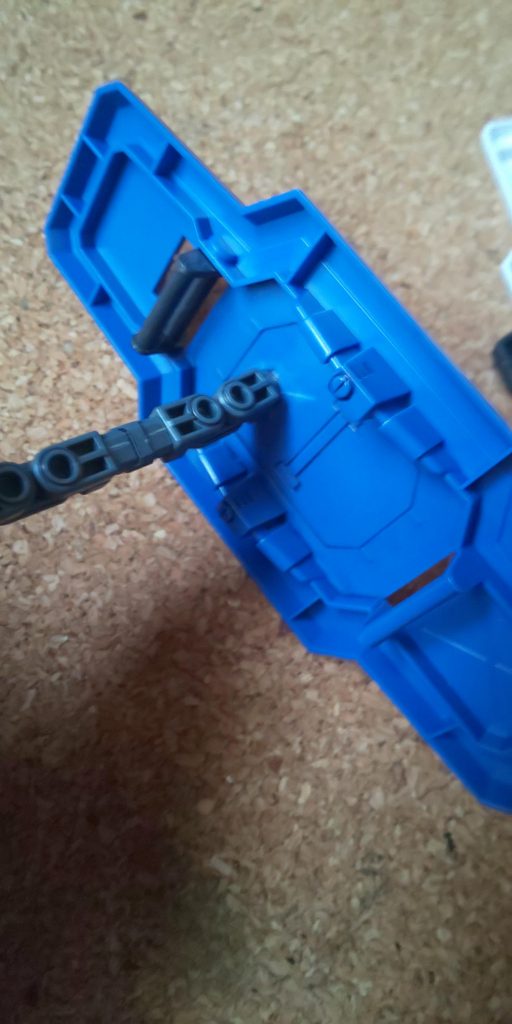 穴をあける際に、一部白化しちゃいましたがサブアームをシールドに埋め込んだパーツへ接続。あとは本体、バックパックへ接続してシールドのプチ改造は終了となります。