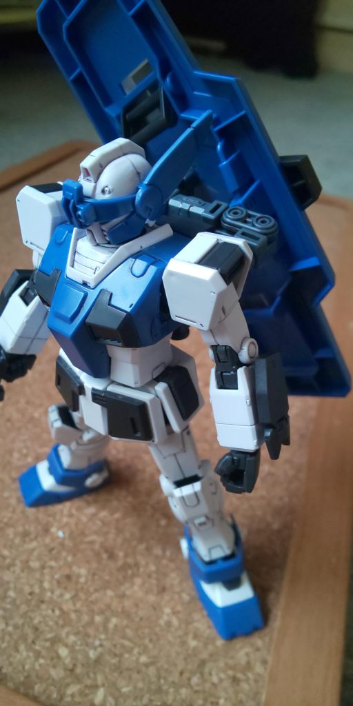 頭のアンテナは、敢えてランナータグを削り、元のアンテナを切り落とし接着し、パト○イバー的なサイドアンテナにしてみました。(これは私の好みです)