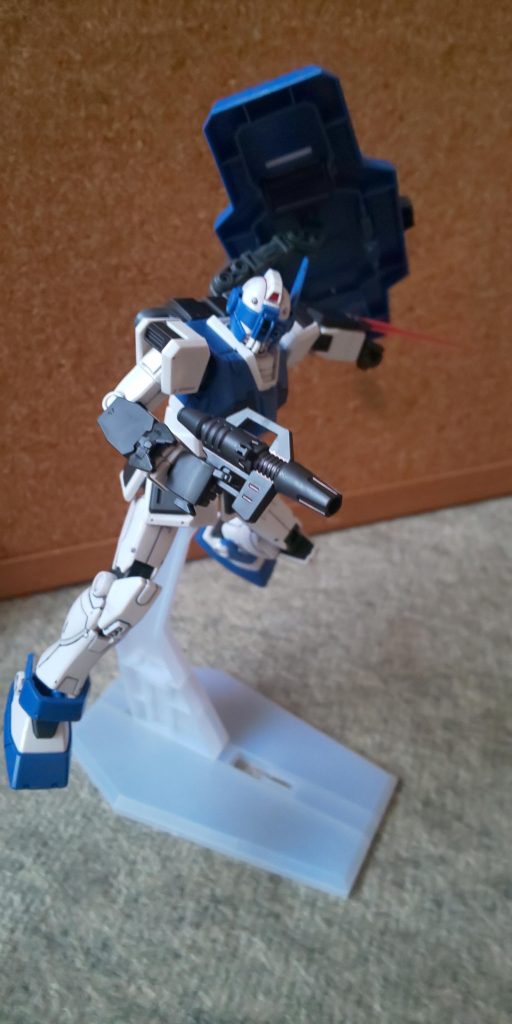 シールドを放りつつビームサーベルを展開ってイメージです。