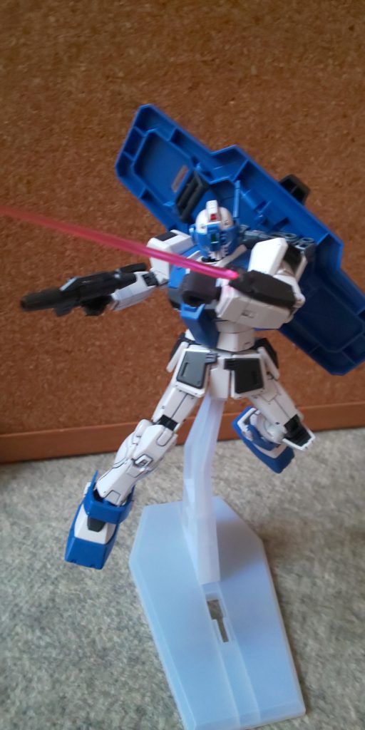 サブアームを仕様する事で、シールドを背面へもってくる事が可能です。