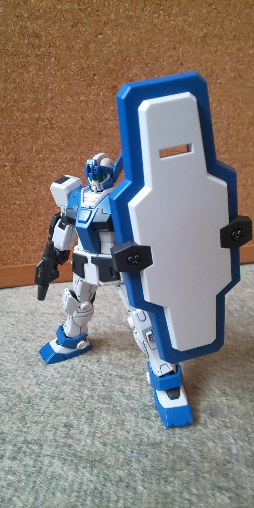 ビルドアップパーツのガンプラバトルアームズのアームを使い、キットのバックパックの横穴に接続。シールド保持のサブアームと機能させた結果、写真のようにシールドを浮かせて構える事ができるようになりました。