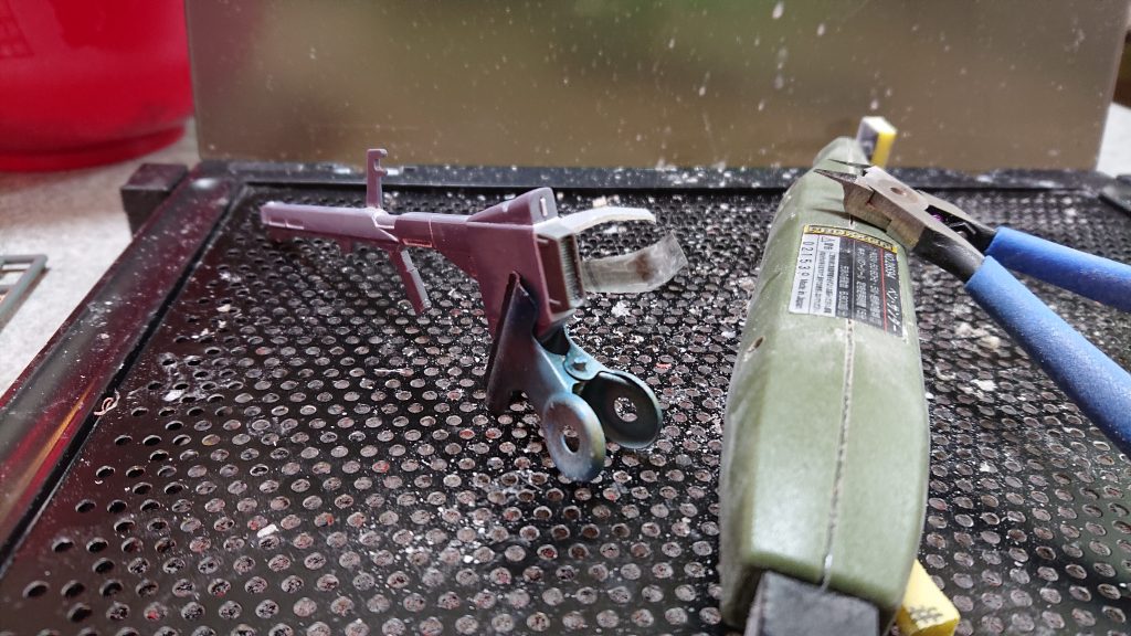 あわせ目の処理がしづらいのでダクト部分をカットして、市販パーツに置き換えました。