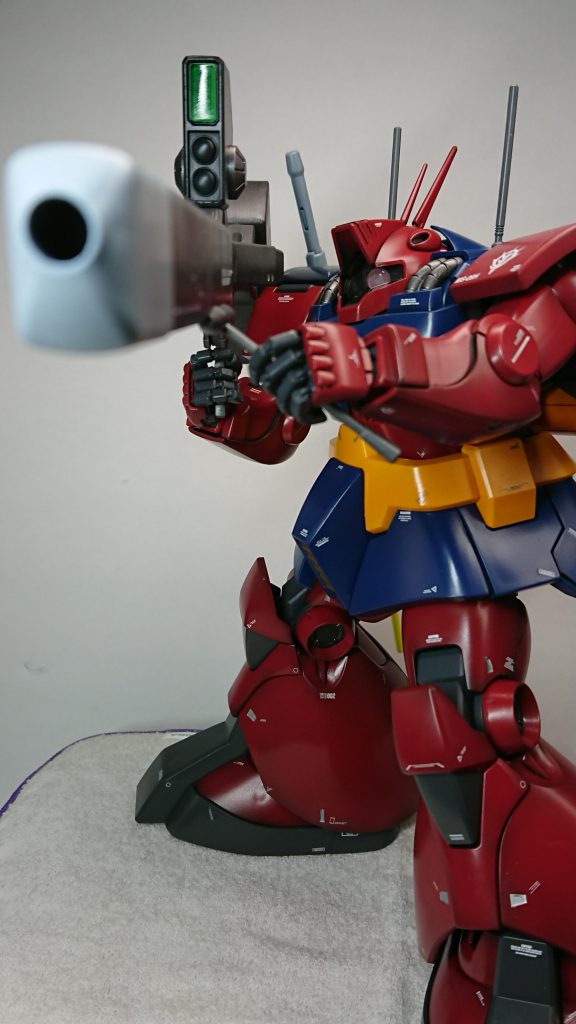 ビームバズーカを構えて。