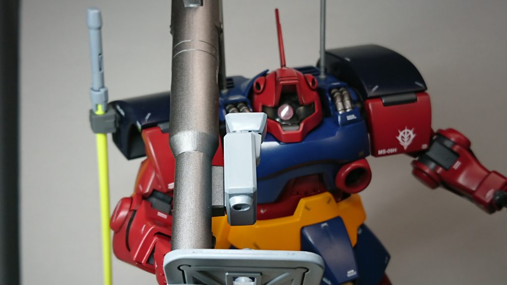 余剰パーツでドム付属のバズーカが作れたので一緒に製作。かなり無理して持たせてます。