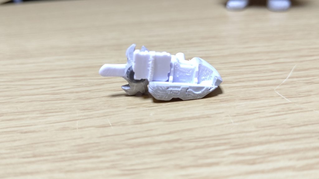 ベルト作成。プラ板とパテで製作。まだ剣が付いてます。