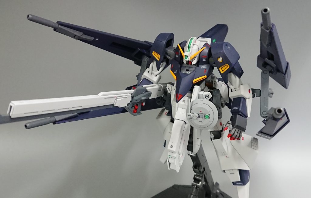 改造は股間の補助ユニットとレドームに、頭部にヘイズルの顔を入れて、足のかかと部分、アームを取り付けたとこです。色はガンダムマーカーとシタデルカラーで一部塗装と墨入れ、基本は成型色そのままで、つや消しのトップコートで仕上げてます。