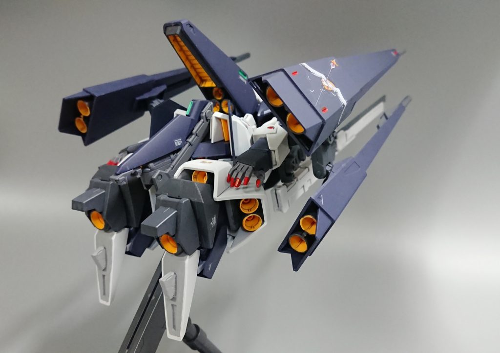 クシャトリヤのサイドバインダー４枚をイメージして、やっぱりパイロットは女性でしょうか… に合わせるイメージで足の裏に追加ブースターとともにヒールを付けてかかとを上げています。足のつま先が曲がらなくなりました(笑)