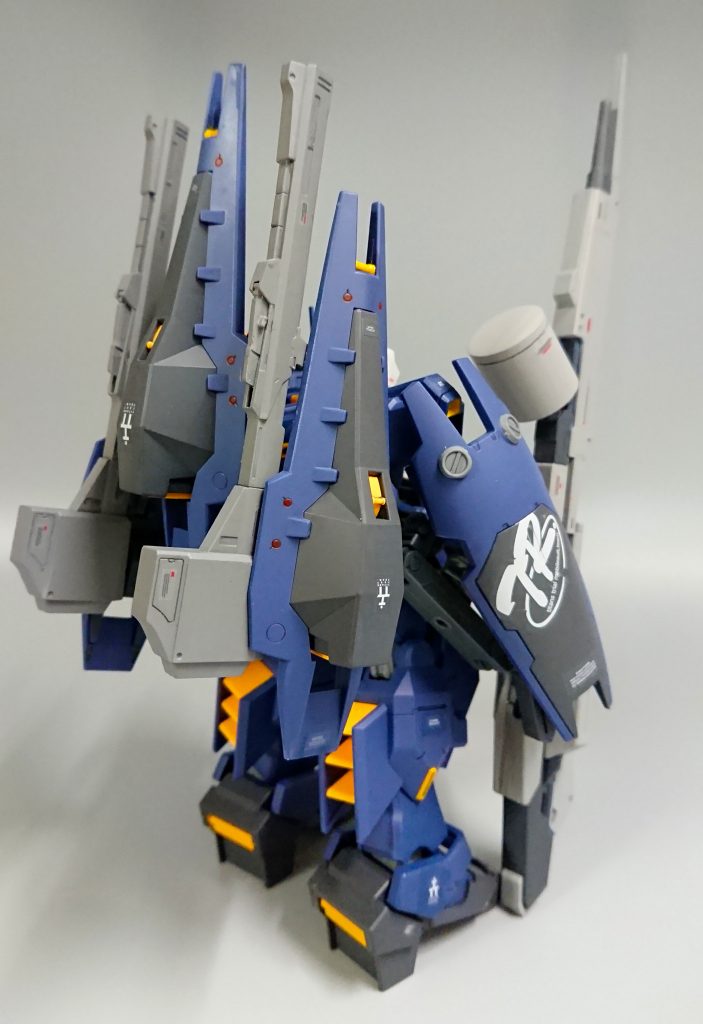 Zガンダムの設定ではありえないかもですが、リックディアスな方向性をもたせたかったので、背中のシールドにクレイバズーカを装備して少々腰あたり低重心になるようにバランスをとりました。