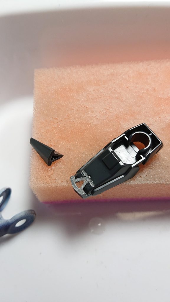 爪先のトンガリはデスサイズから切り取って、ユニコーンの足に接着しました。