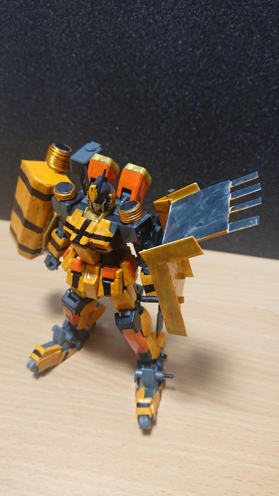 上から。ブラックウォーリアーをベースにしてます。ドーザー全面、クレーンのフロントはプラ板にて自作しました。合体用のジョイントはプラ棒やランナーの簡単接続です。タイヤはプラパイプに針金巻いてそれっぽく。