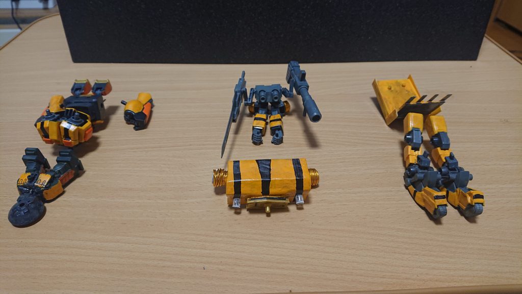 これをパズルのようにプスプス(ところどころぐらぐら)と穴に差し込んでいきます。