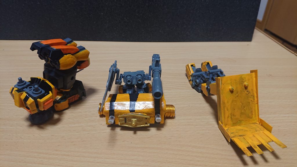 3機のマシンに分離、合体!!左からトラック  クレーン ブルドーザーをモチーフにしてみました。