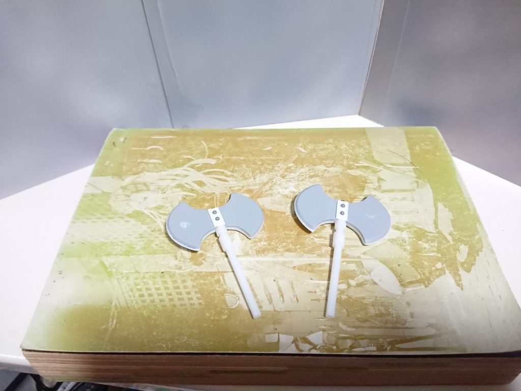 刃はウェーブのメモリ付きプラバンにタミヤプラバンを貼って厚みを出してます。持ち手はプラ棒装飾はプラパイプとウェーブのリベットです。