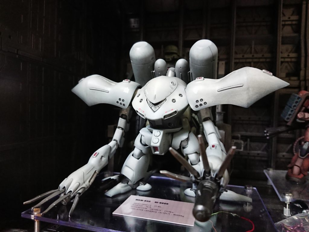 デカールはジオン系の水転写デカールやハイキューパーツのコーションデカールを、あまりおもちゃっぽくならないように意識しました