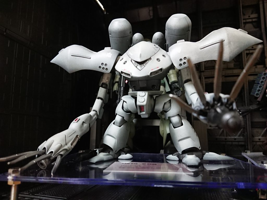 頭部の左右のダクトにはメッシュをシルバー塗装してはめ込んで小細工しました